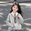 Conjunto de Sudadera con Capucha tipo Polo Versátil Individual para Chicas Dulces y Geniales con Jeans y Lazo Dulce Lindo