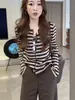 Conjunto de outono super bonito, um conjunto completo de cardigan de malha listrado retrô coreano com calças de perna larga conjunto de duas peças