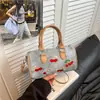Bolsa Transversal de Brim Bordada com Cerejas 2026 Moda Tendência Personalizada Verão para o Trabalho Bolsa Boston de Ombro Único
