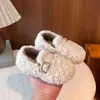 Zapatos peludos para niñas 2026 nuevo otoño e invierno forrados de felpa para niños suela suave cálidos de princesa para exteriores algodón para bebé