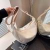 Bolsa Feminina 2024 Nova Bolsa Dumpling Bolsa Transversal Feminina Grande Capacidade PU Branca Estilo Coreano Combina Com Tudo Casual Bolsa de Ombro