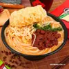 Sopa de fideos de arroz completa y satisfactoria, fideos instantáneos, merienda conveniente para la noche, picante sopa agripicante Xiaobao estilo Hong Kong, deliciosa