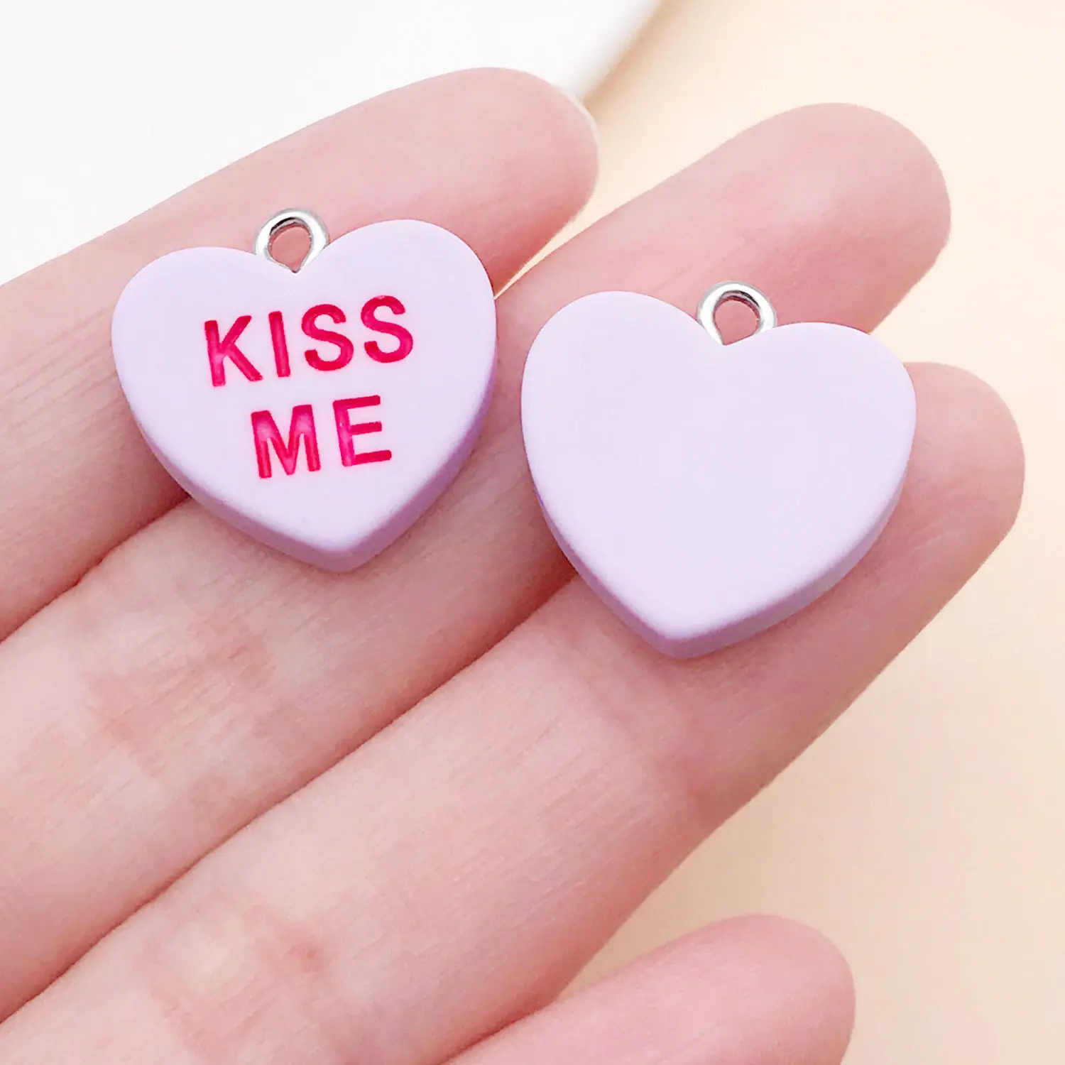 24457-JME-紫色树脂心形字母桃爱心形Kissme19