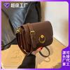 A popular bolsa pequena feminina de outono 2023 deste ano nova textura de bolsa de mensageiro de ombro retrô popular bolsa quadrada pequena