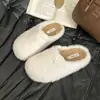 Nuevos estilos de otoño e invierno: Pantuflas de algodón para interior y exterior, diseño de media pantufla 2026, estilo slip-on, forradas de felpa, mullidas y de suela gruesa para mujer