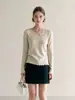 Suéter de punto ajustado con cuello en V y encaje francés, un estilo suave y elegante para mujer, nueva colección otoño 2026, número de estilo 8331