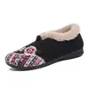 Botas de invierno cálidas de venta caliente para mujer, resistentes al frío, para dropshipping transfronterizo, bordadas, de suela suave, forradas de felpa, engrosadas, zapatillas de algodón de moda