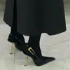 24 Sandálias de Barras de Ouro Pequenas de Início de Primavera Bico Quadrado Raso Couro Envernizado Lateral Vazada Salto Ultra-Alto Fivela de Metal Bico Fino Moda Sapatos Femininos