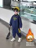 Conjunto de Moletom com Forro de Lã para Meninos, Novo Estilo Outono e Inverno, Roupas Grossas Quentes Frescas e Estilosas para Crianças, Resistentes ao Frio, Não Desbota, Moderno