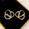 Aretes de Clip Ovalados Letra V con Circonita Bañados en Oro Real, Pendientes Versátiles Simples y de Moda para el Día a Día, Accesorios de Oreja de Lujo Ligero de Nicho