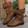 Hebilla de Cinturón de Exportación Otoño e Invierno 2025 Botas de Media Caña de Suela Gruesa con Punta Redonda para Mujer Botas de Cuero de Suela Plana de Tacón Bajo Estilo Europeo y Americano en Stock