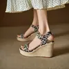 Sandalias de Cuña de Paja Serie Estampado de Leopardo Piel Completa por Dentro y por Fuera Sichuan Chengdu Sandalias Romanas de Microfibra Pedidos Europeos y Americanos Punta Redonda