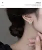 Nuevo Clip para Oreja de Perla Dorada Incrustada con Diamantes Pendientes de Botón Únicos Venta Caliente Accesorios de Pendientes Exagerados de Nicho para Mujeres Sensación de Lujo Ligero de Gama Alta