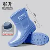 Botas de lluvia de moda para mujer, impermeables y antideslizantes, estilo popular, diseño de caña corta, zapatos de goma de suela gruesa estilo japonés, duraderos, cálidos y adecuados para uso en la cocina