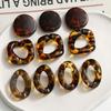 Otoño e invierno color marrón vintage impresión forma especial anillo vacío diy aretes acrílicos horquilla material para funda de teléfono móvil venta al por mayor