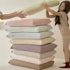 Combina artículos individuales de grado A, 100% algodón, tejido, algodón cepillado, juego de ropa de cama de cuatro piezas de color liso, que incluye una sábana bajera sencilla, una funda de edredón y fundas de almohada
