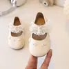 Novos Sapatos de Primavera para Bebês e Crianças Pequenas Meninas, Sapatos Mary Jane Pérola Princesa, Sapatos de Couro Modernos e Versáteis com Solado Macio