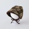 Gorro de estilo coreano para bebés y niños pequeños, sombrero moderno y versátil que cubre las orejas, nuevo sombrero retro de cuadros grandes para otoño/invierno para bebés