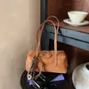 Colección de otoño 2026 transfronteriza: bolso de almohada estilo retro, un bolso de axila nicho y sofisticado con gran capacidad, perfecto para el trayecto diario.