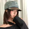 Gorra de béisbol retro estilo coreano, color café con tachuelas, visera plana, tipo ecuestre, para mujer, adecuada para salidas de verano, protege del sol, hace que la cara luzca más pequeña, moderna y versátil