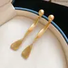 Pendientes de Plata con Aguja Geométricos Europeos y Americanos de Cinta Metal Retorcido con Perlas Pendientes de Botón de Moda con un Diseño Único para Mujeres
