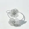 Pulsera de diseño de moda transfronteriza de Amazon con diseño floral y puño abierto para mujer, con un estilo urbano único y líneas caladas