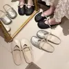 Sandalias Planas, Pantuflas Perezosas, Mocasines, Nuevo Estilo 2026, Inspiración Chanel, Punta Cerrada, Medias Pantuflas de Perlas sin Cierre para Mujer
