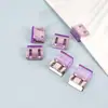 Carpeta con pestaña para organizar exámenes y materiales; clips para encuadernación.
