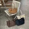 Nueva colección de principios de otoño: bolso tote moderno y espacioso para mujer, un bolso de hombro elegante hecho de gamuza, un bolso de mano ligero y chic para el día a día