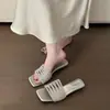 Sandalias de Moda Tipo Chancla con Pedrería Estilo Francés para Mujer 2026 Nueva Versión Coreana Punta Cuadrada Tacón Bajo para Exteriores Playa Sandalias de Moda