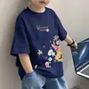 Camiseta de Verão de Manga Curta para Meninos, Novo Estilo para Crianças de Meia-Idade e Grandes, Top Casual Soltinho e Confortável de Manga Meia-Manga, Roupas Infantis Estampadas Tendência para Crianças
