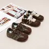 Tênis esportivos infantis da moda 2026 modelo outono e inverno Tênis de treino estilo Birkenstock para meninas, sapatos casuais versáteis para meninas pequenas e maiores