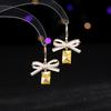 Pendientes de diseño de nicho de alta calidad con gancho para la oreja, de lujo, con incrustaciones de circonitas y diamantes de imitación, a la moda, con un toque de luz y un lazo de perlas.