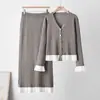 Conjunto casual fashion transfronteiriço com decote V e babados para mulheres, novo estilo outono/inverno: cardigan de tricô + saia de tricô justa