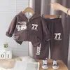 Nuevo conjunto elegante de dos piezas para niños, con diseño forrado de felpa y engrosado, perfecto para otoño e invierno. Incluye una chaqueta con cremallera y pantalones a juego, ideal para bebés y niños pequeños