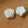 Parche de resina de camelia rosa con perla de imitación, accesorios para bricolaje, parche para funda de teléfono móvil hecho a mano, venta al por mayor