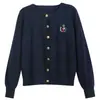 Dulce, picante y suave, este cárdigan de punto presenta un estilo preppy, perfecto para mujeres en la temporada otoño/invierno 2026. Es un top chic, versátil y adelgazante que irradia un ambiente único y refinado