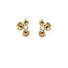 Aretes de botón de flor de oro irregular de tres pétalos con perla, aretes retro de lujo ligero, temperamento de nicho, aretes dulces para mujer, flores