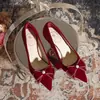 Outono de 2026 Novo Estilo Sapatos de Casamento Vermelhos Salto Alto Moda Feminina Temperamento Estilo Laço Pérola Bico Fino Estilo Salto Grosso