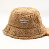 Estilo celebridad de internet otoño e invierno sombrero de lana de cordero sombrero de pescador femenino cálido para exteriores a prueba de frío bordado engrosado color sólido sombrero de cubo