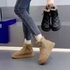 Botas de nieve cálidas populares para mujer, nuevo estilo de invierno 2026, forradas de felpa y engrosadas para mayor calidez, zapatos de algodón estilo noreste, parte superior de cuero antideslizante, botas cortas