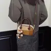 Bolso Texturizado Simple y Elegante 2026 Nuevo Bloque de Color Patchwork Bolso de Hombro Único Bolso Cuadrado Pequeño de Mano Chic de Nicho para Mujeres