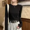 Nova camisa básica de outono e inverno com forro de fleece espesso para mulheres, camiseta de manga comprida justa, top versátil básico que afina a cintura, estilo ins
