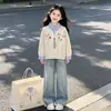 Conjunto College para Menina Primavera e Outono Moda Moletom com Gola Polo Calça Jeans Estrelada Novo Conjunto de Duas Peças Primavera e Outono