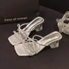 Sandalias de tiras para mujer estilo francés con pedrería deslumbrante, tacones altos gruesos, sandalias plateadas de moda nuevas para verano 2026