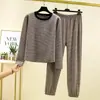 Nuevo conjunto de mujer para otoño e invierno: Conjunto de terciopelo a rayas alemán con cuello redondo y pantalones con puños, holgado, casual, engrosado, cálido para estar en casa