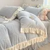 Juego de cama estilo princesa de encaje para otoño e invierno, con un juego de cama de cuatro piezas con una funda de edredón de felpa de doble cara y una sábana bajera de forro polar de coral