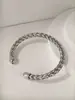 Pulseira de punho aberto trançada, apresentando uma textura luxuosa e um design torcido em forma de C, fornecida diretamente pelo fabricante, um design de nicho para joias transfronteiriças