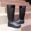 Botas de chuva confortáveis, de corte baixo e impermeáveis, botas de cano alto com sola grossa para uso ao ar livre, botas femininas forradas com fleece, botas de chuva duráveis e antiderrapantes
