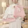 Conjunto de três peças rosa estilo Chanel para meninas para o outono com laço, colete franzido, camisa de manga bufante com gola, conjunto moderno